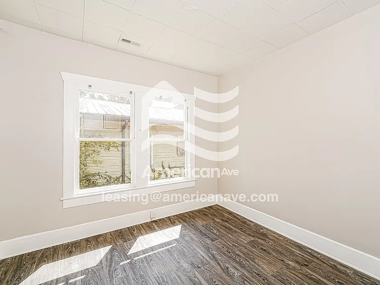 1537525_010_bedroom_11.jpg