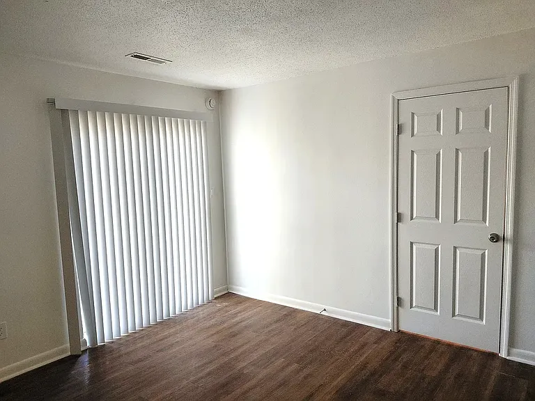 Windsor Apartments — Photo 9