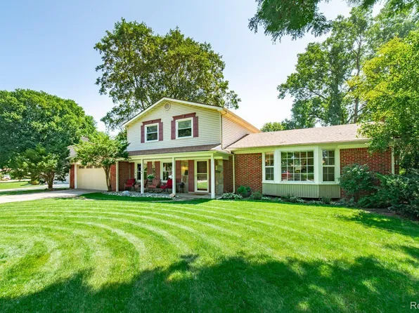 29644 Colony Circle Dr, Farmington Hills, MI 48334