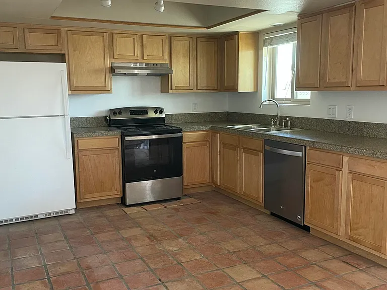 2261 E Evergreen St — Photo 2