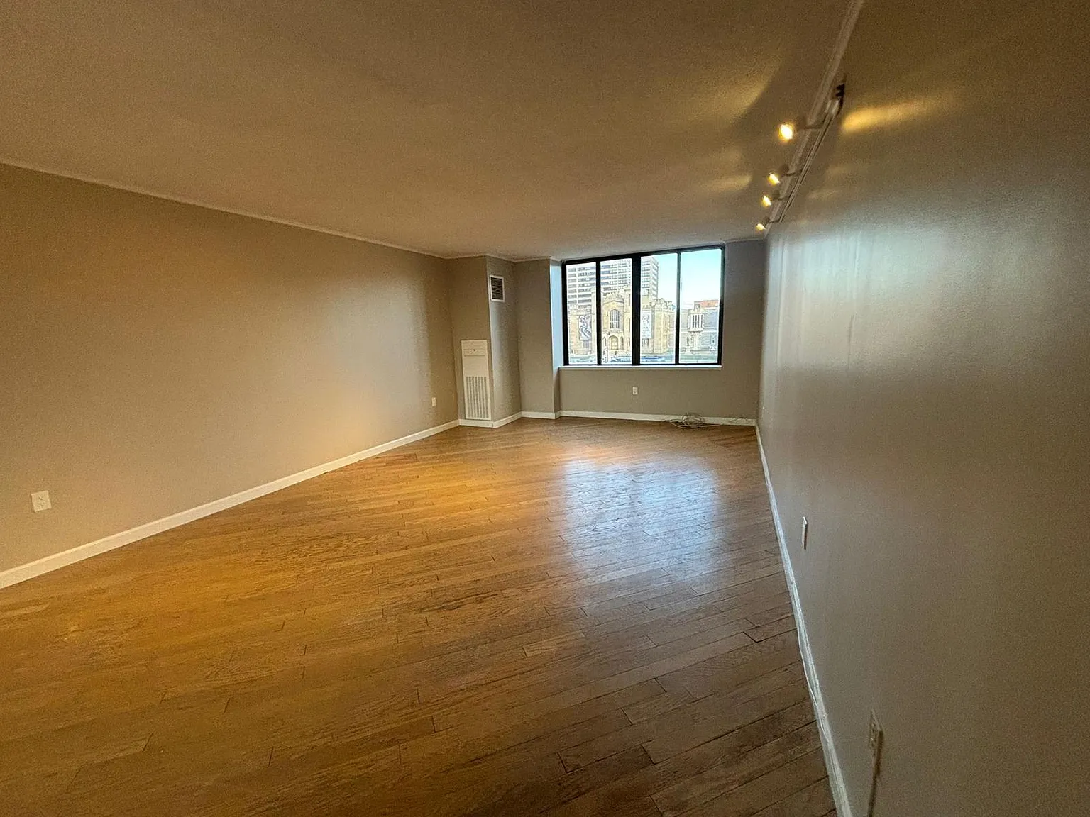 2 bed, 1.5 bath, 1200 sqft, $2,200 — Photo 3