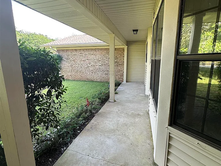 304 Arabian Dr — Photo 4
