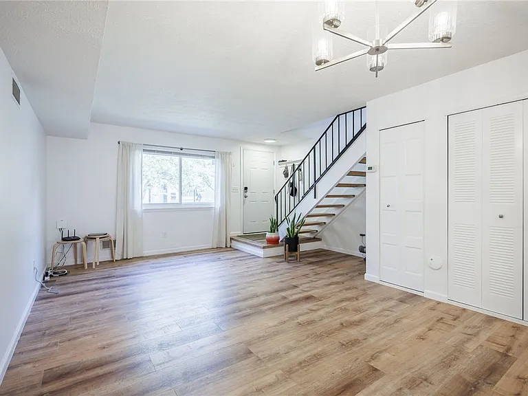 678 Eastbrooke Ln — Photo 6