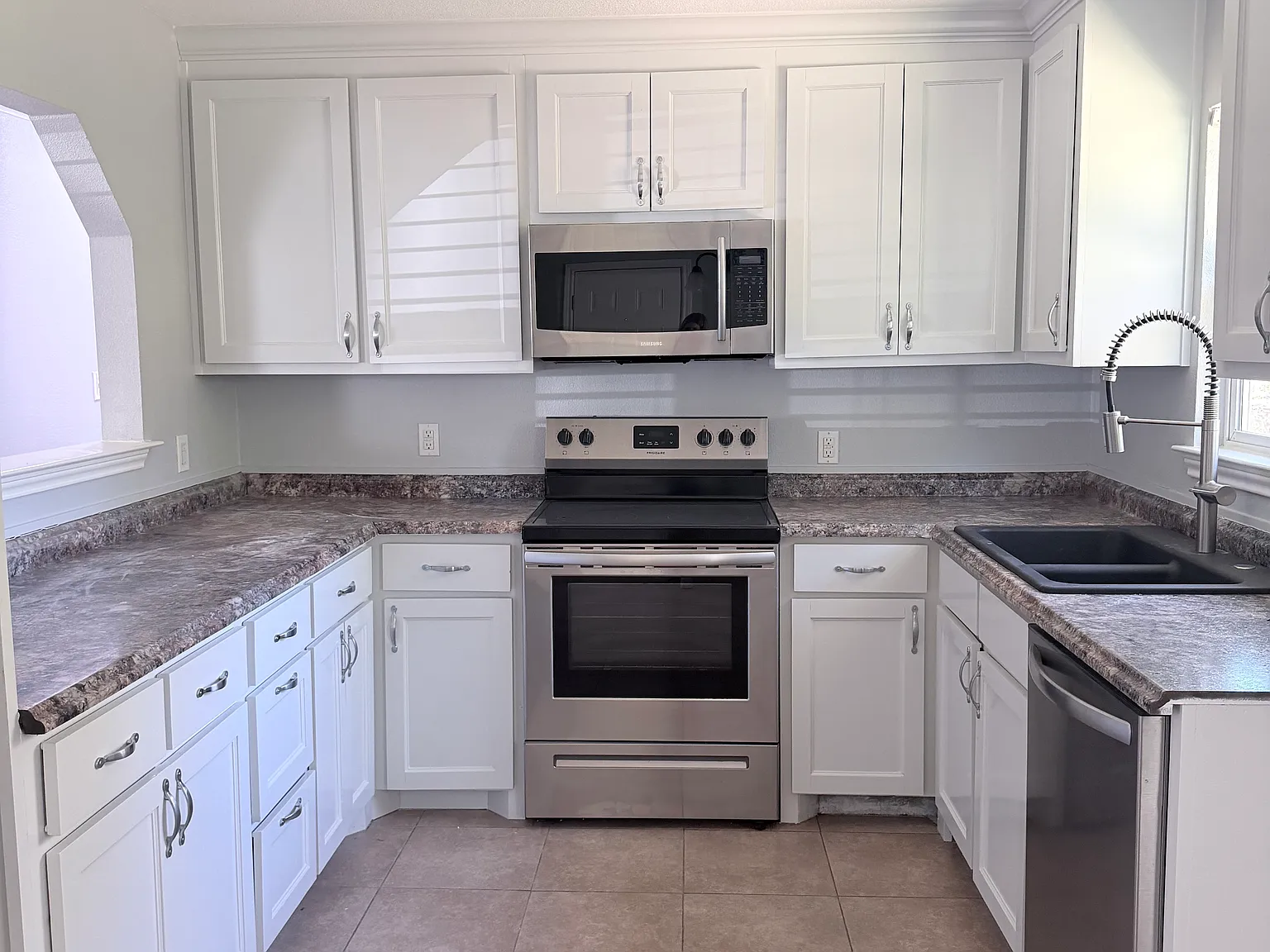3 bed, 1000 sqft, $1,950 — Photo 2