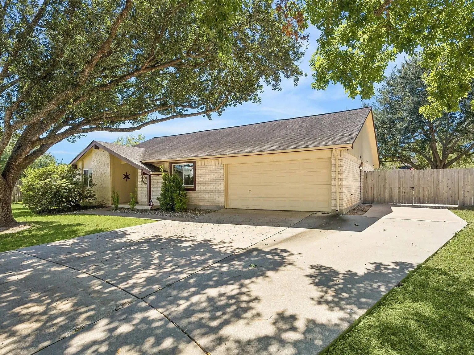 3 bed, 2.0 bath, 2063 sqft, $2,450 — Photo 2