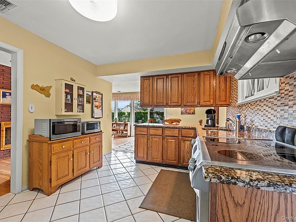 3rd image of 2860 Lenox Road