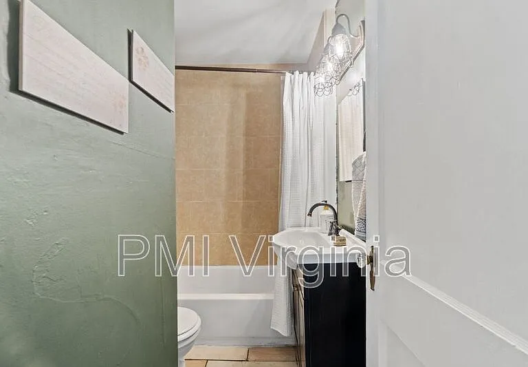 818 W 42nd St — Photo 11