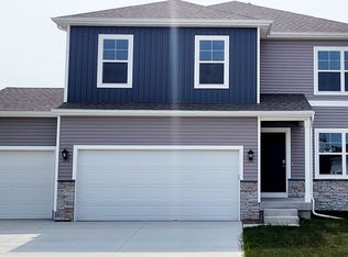 2877 Grassland Ct, Hiawatha, IA 52233