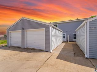 1121 S Newport Pl, Sioux Falls, SD 57106