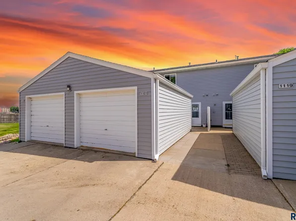 1121 S Newport Pl, Sioux Falls, SD 57106