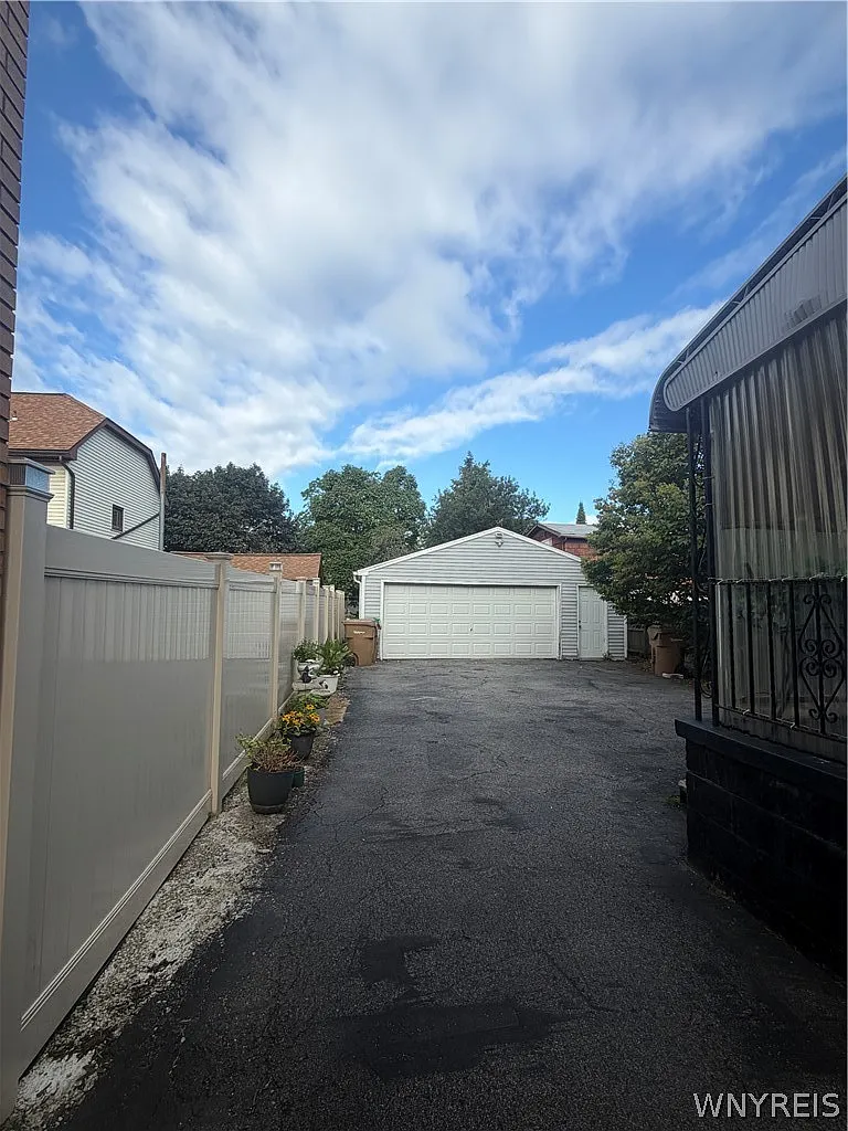 5 bed, 2.0 bath, 2547 sqft, $1,695 — Photo 4