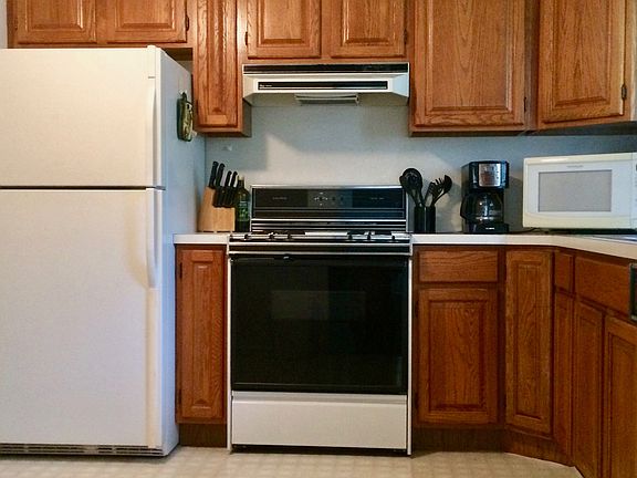 Clean eat-in kitchen