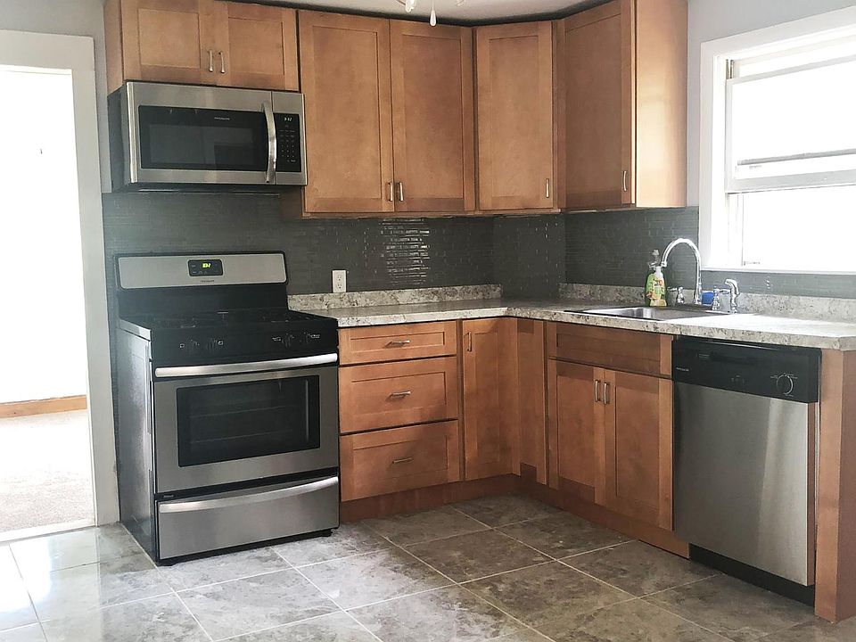 Newly renovated kitchen (dishwasher, microwave, gas oven, and fridge included)