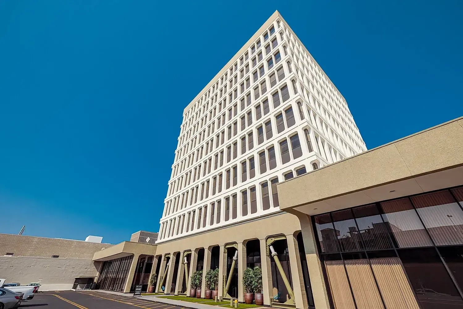 888 on Main — Photo 4