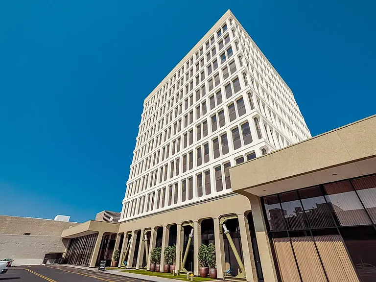 888 on Main — Photo 4