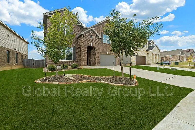 3 bed, 2.5 bath, 2779 sqft, $2,495 — Photo 2