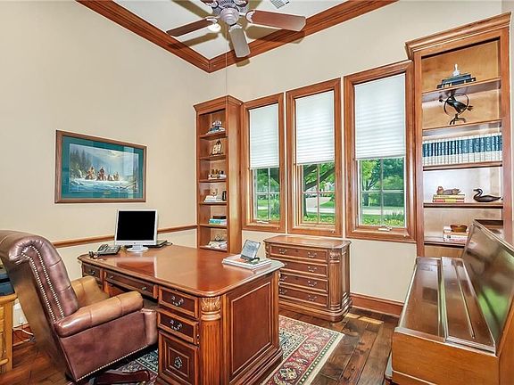 5th image of 801 Country Club Dr