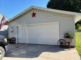 821 3rd St NW, Hampton, IA 50441