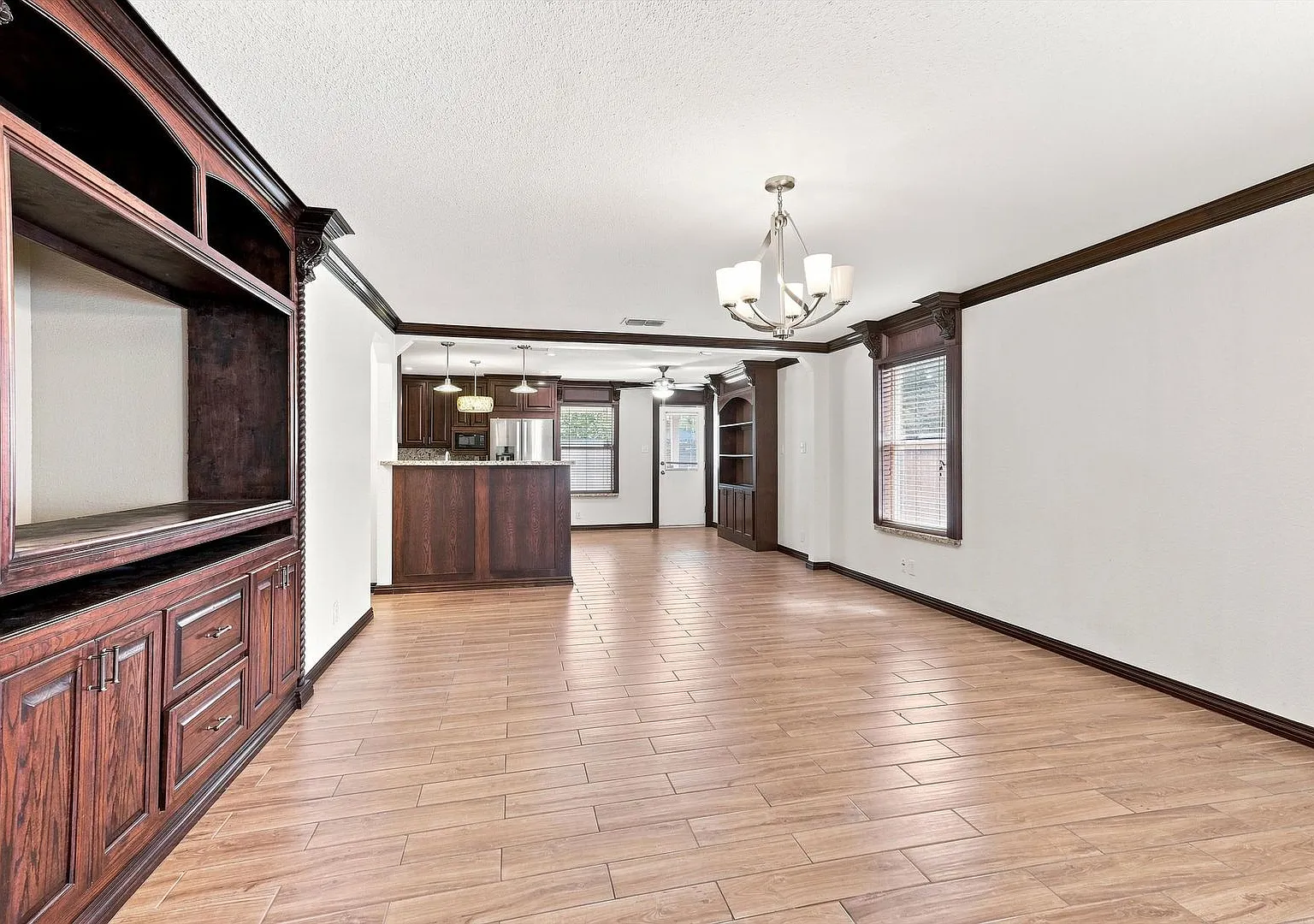 Spacious 4-Bedroom Home Near UTSA, La Cantera & The Rim! — Photo 3