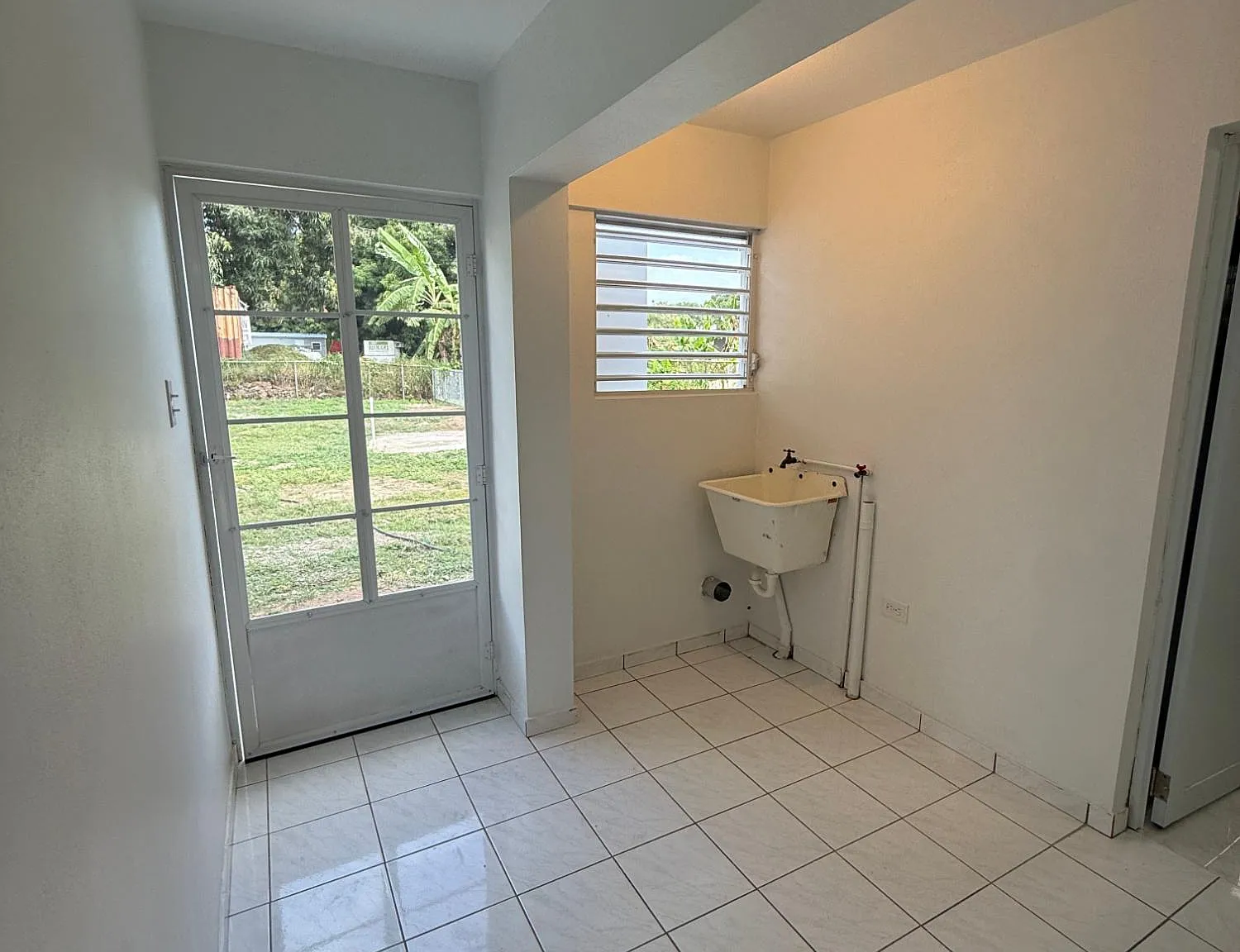 2 bed, 1.0 bath, 1100 sqft, $1,000 — Photo 3