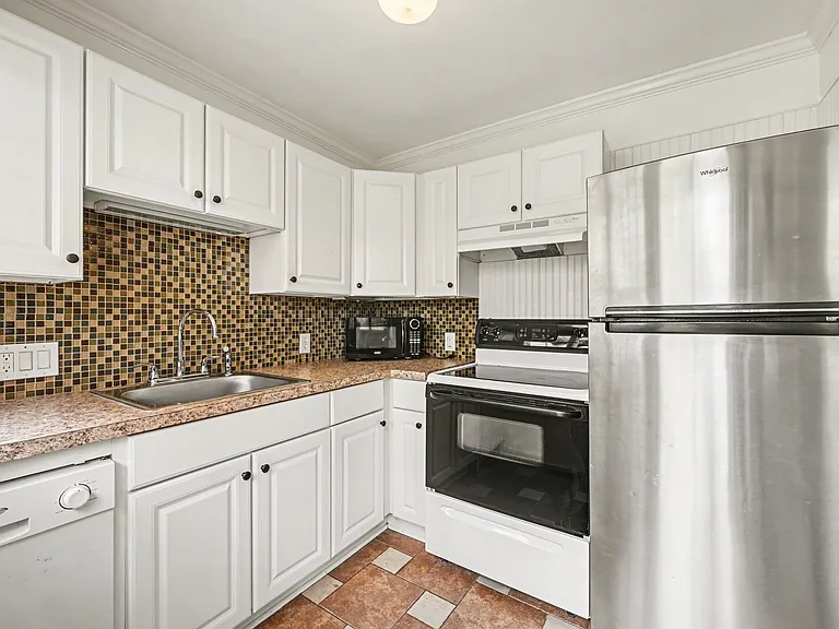 1811 Lynnwood Dr #2 — Photo 3