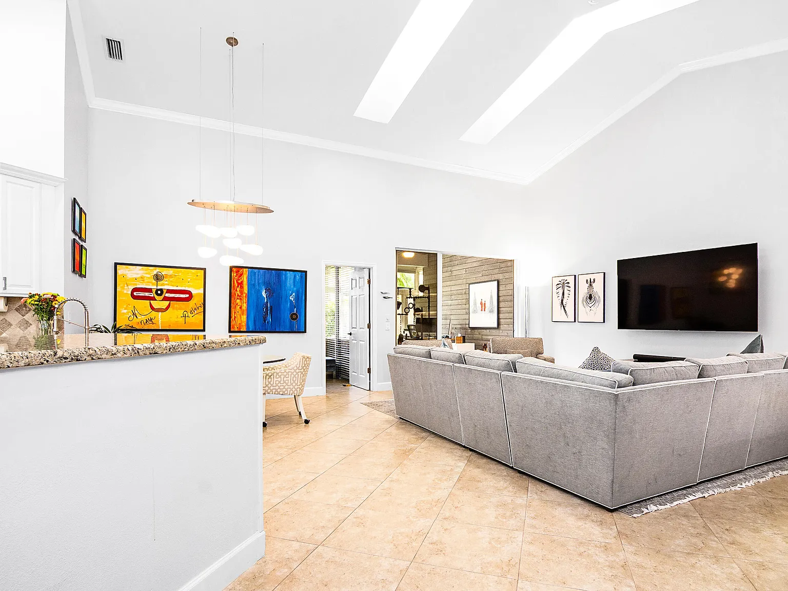 2 bed, 2.0 bath, 1355 sqft, $4,000 — Photo 4
