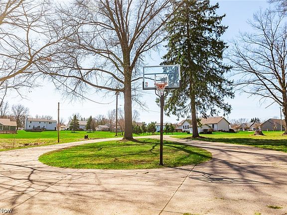 4th image of 327 Briarhill St