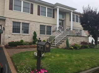 2887 Arrowhead Pl, Seaford, NY 11783