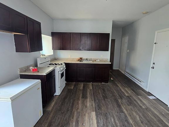 2nd image of 960 Grove St #2R