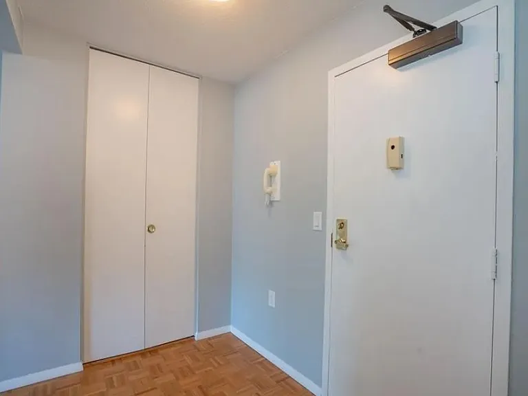 887 Farmington Ave #1E — Photo 10