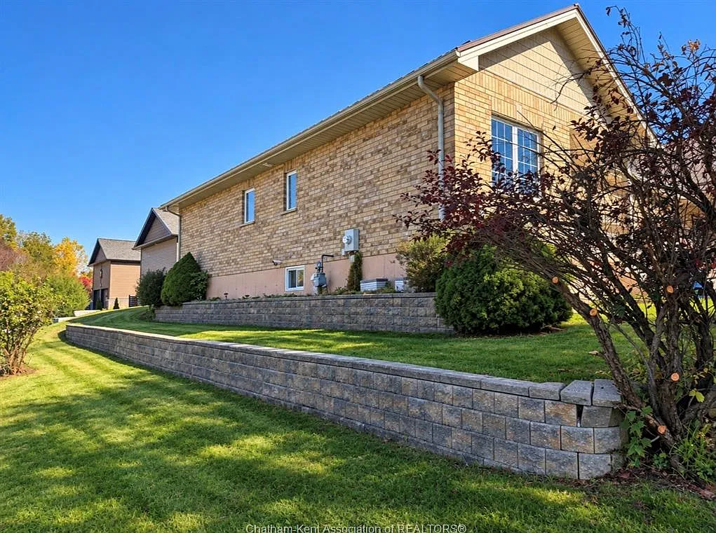 3 bed, $2,500 — Photo 2