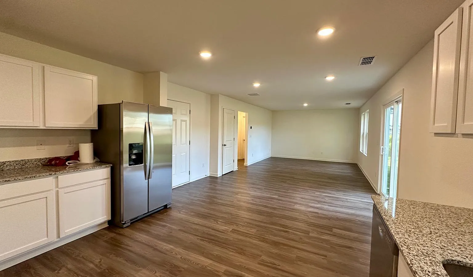 4 bed, 2100 sqft, $2,195 — Photo 4