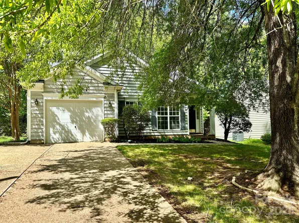 8608 Warwick Crest Ln, Charlotte, NC 28215