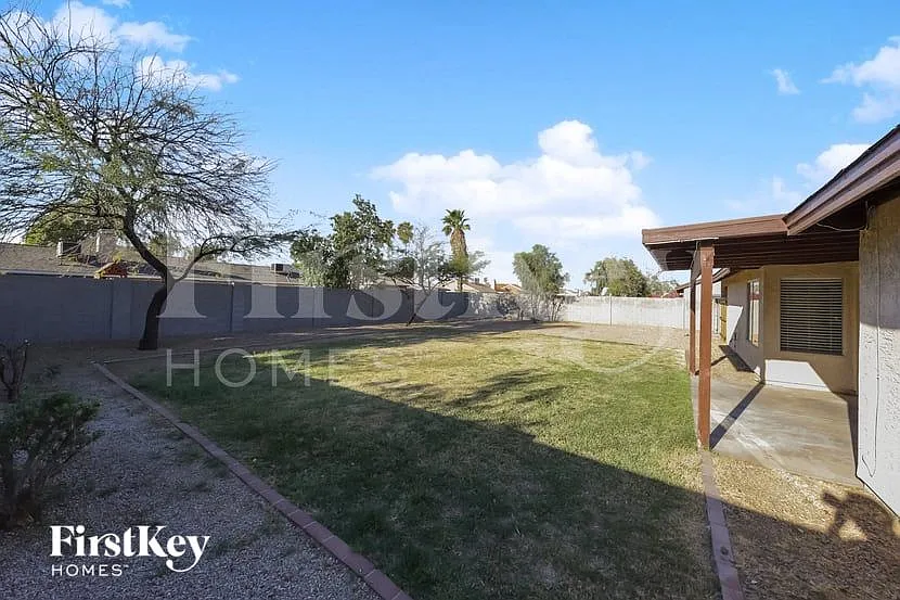 3 bed, 2.0 bath, 1066 sqft, $2,180 — Photo 2