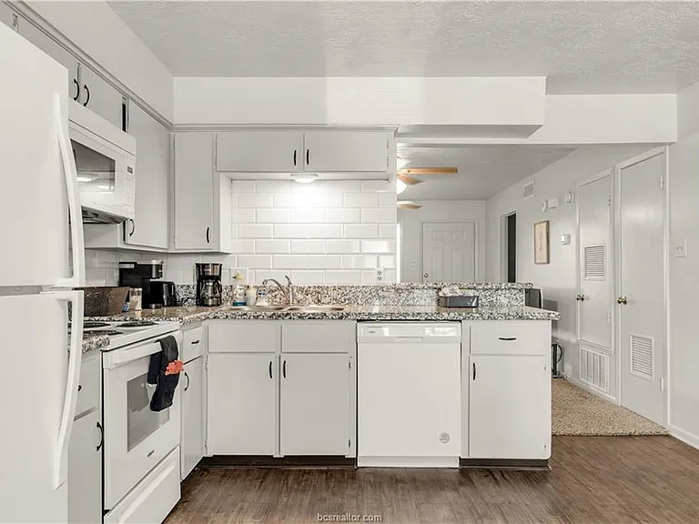 706 Wellesley Ct #C — Photo 3