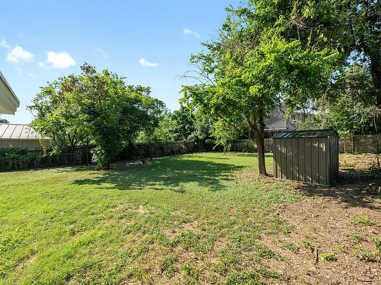 2409 Devonshire Dr — Photo 26