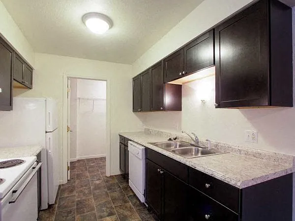 Crosscreek Apartments — Photo 6