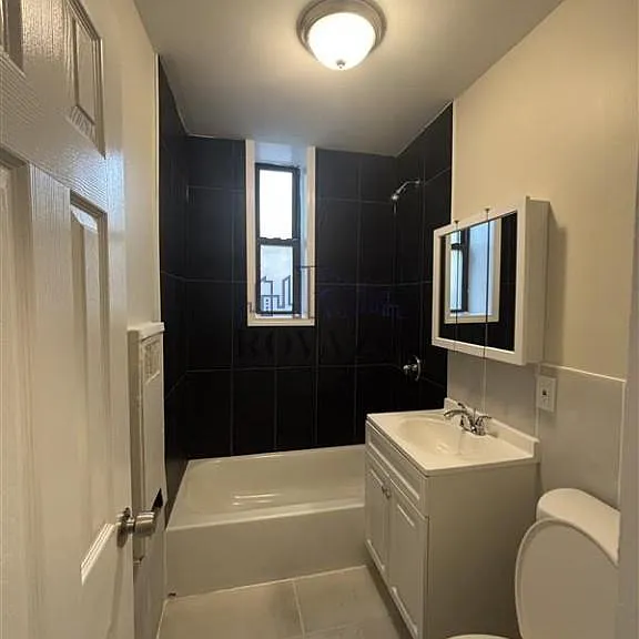 25-26 Van Velsor Pl #1G — Photo 2