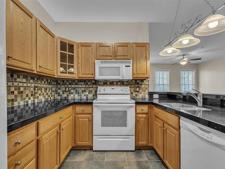 276 Constitution St — Photo 8