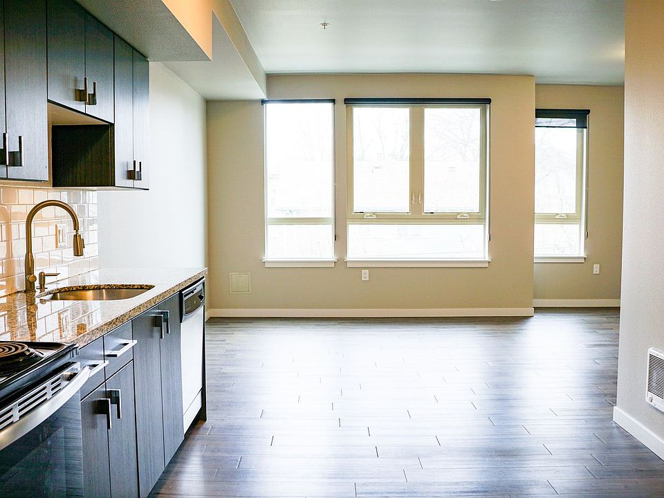 1st image of 411 SE 14th Ave #303