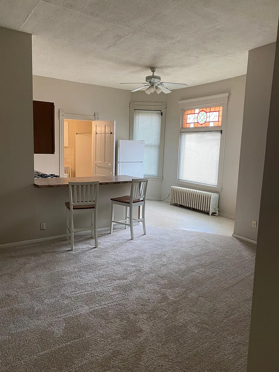 Living room looking at kitchen and bathroom - 142 Emerald St SE #1R