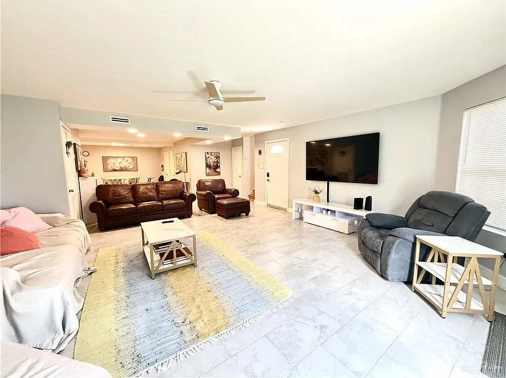 4 bed, 3.0 bath, 3030 sqft, $2,250 — Photo 2