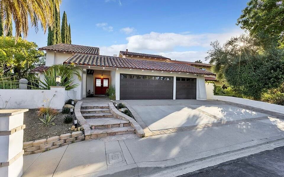 1st image of 857 Rim Crest Dr