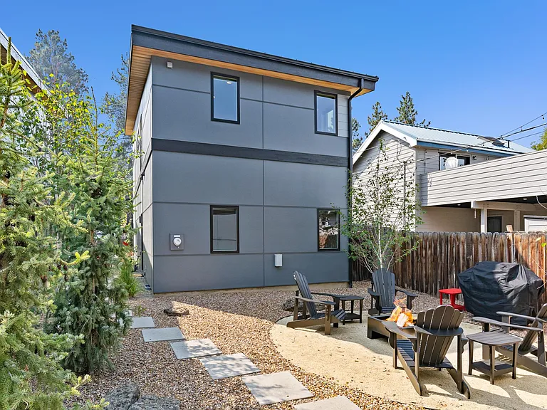 36 SW Roosevelt Ave — Photo 37