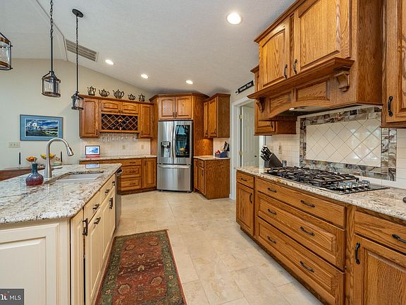 5th image of 525 Lake Forest Dr
