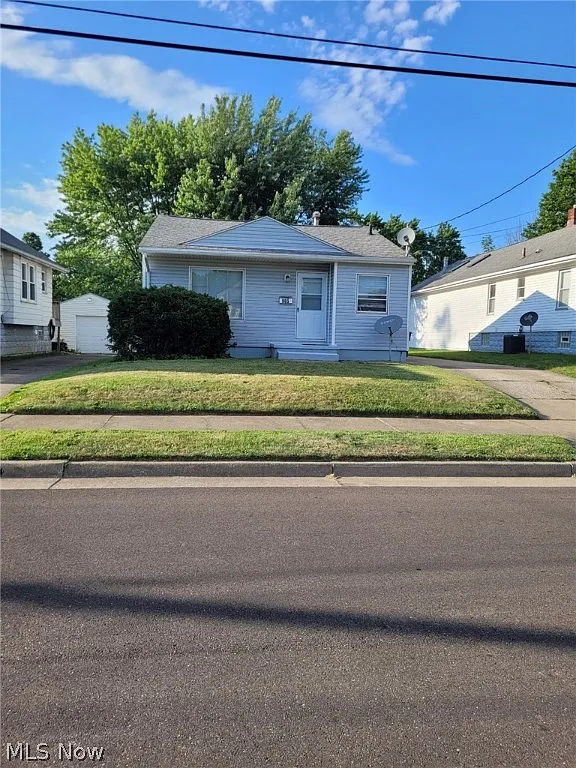 905 Wyley Ave photo 1
