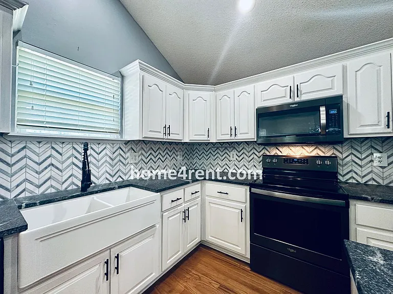 8601 England St — Photo 15