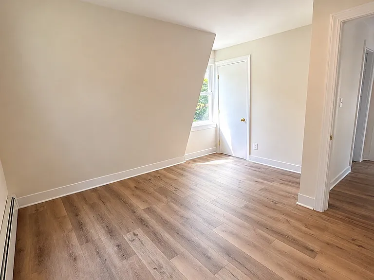 24 Monroe St — Photo 8
