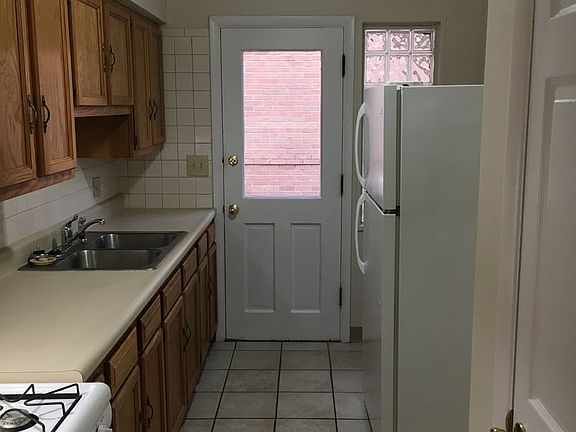 4th image of 2783 Calumet St #A