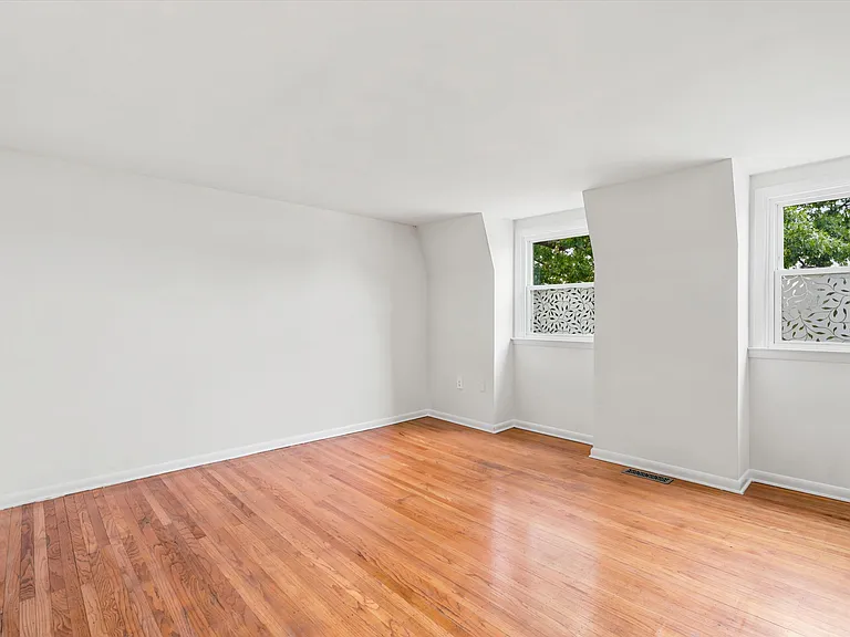 889 Oxford Ave — Photo 12